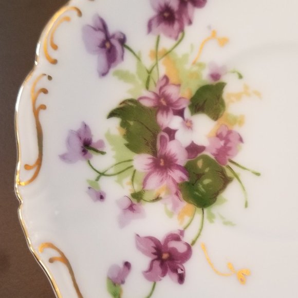 Saji Fancy China Gold Rim Teacup & Saucer w/Gold Scalloped Rim - Picture 4 of 10